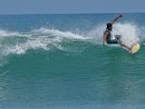 Surf sur la vague de Kuta