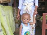 Une m�re et son fils vivants pr�s du temple (photo Marie)