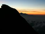 Lever du jour au sommet du Gunung Agung, l'�le de Lombok au fond
