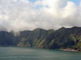 Village au bord du lac Batur sous les parois de la caldera