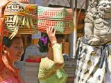 C�remonie dans un temple � Ubud. Les femmes portent des offrandes.