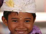 Enfant assistant � une �remonie dans un temple � Ubud