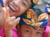Des enfants chahutent devant un temple