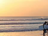Dernier coucher de soleil � Kuta : version body-boardeuses