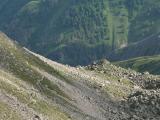 Le chemin �  travers le pierrier en direction du col de Raus