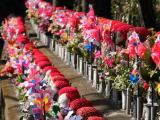 Statuettes en memoire des enfants morts