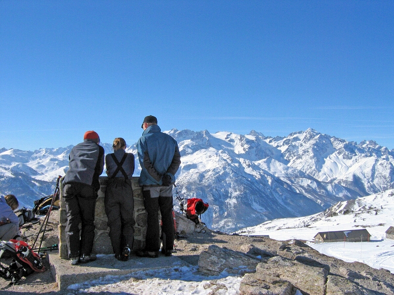 Remy, Aurore et Nico  la table d'orientation du col du Granon. 