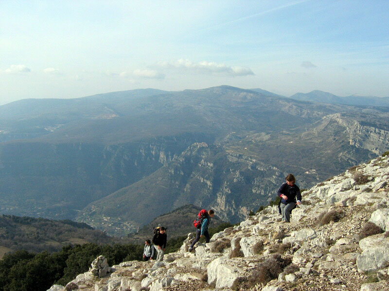 Les filles dans la monte du pic de Courmettes, avec Gourdon au fond