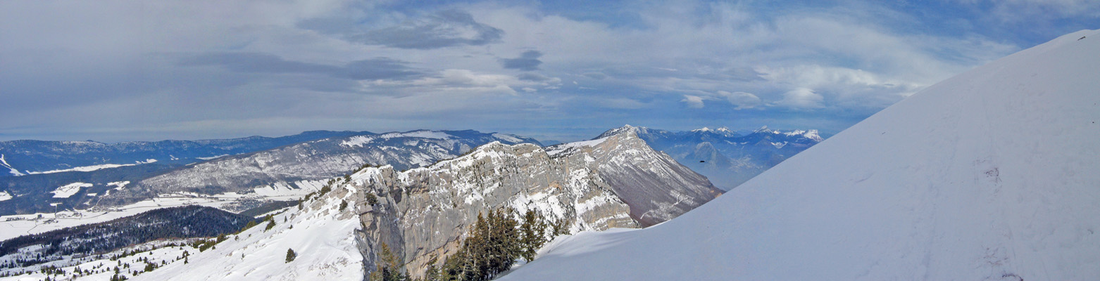 Juste avant le sommet, la vue sur les falaises  l'est du Vercors