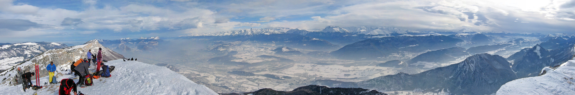 Panorama depuis le sommet du Pic saint Michel. De gauche  droite : le plateau du Vercors, les falaises du Vercors, la Chartreuse, Grenoble, Belledonne, le Taillefer. 